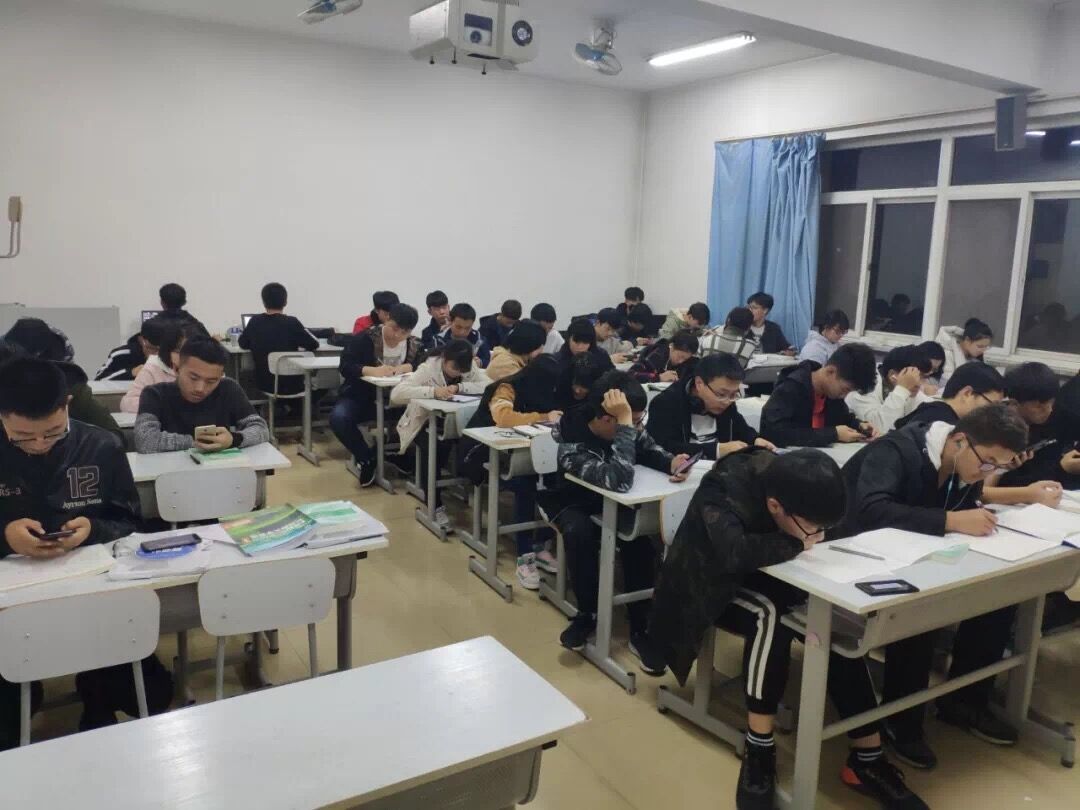 我院学生会学风建设部严抓晚自习出勤