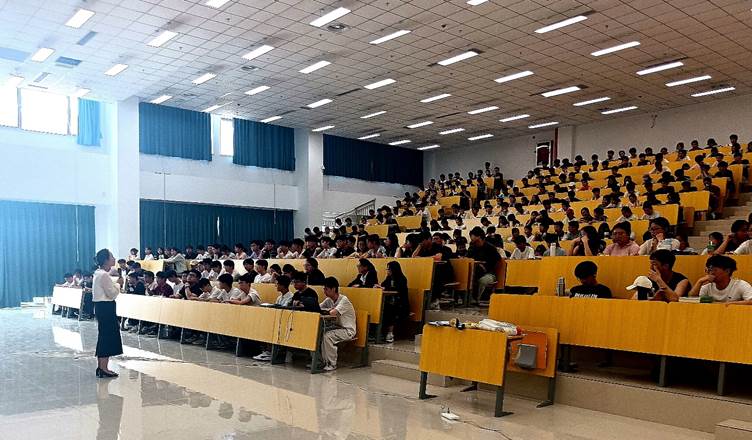 图片包含 建筑, 室内, 站, 羊 AI 生成的内容可能不正确。